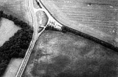 40SE R. A cropmark of a possible Iron Age rectanglular enclosure, Hall Fields © Jim Pickering/NMR 40SE R. A cropmark of a possible Iron Age rectanglular enclosure, Hall Fields © Jim Pickering/NMR